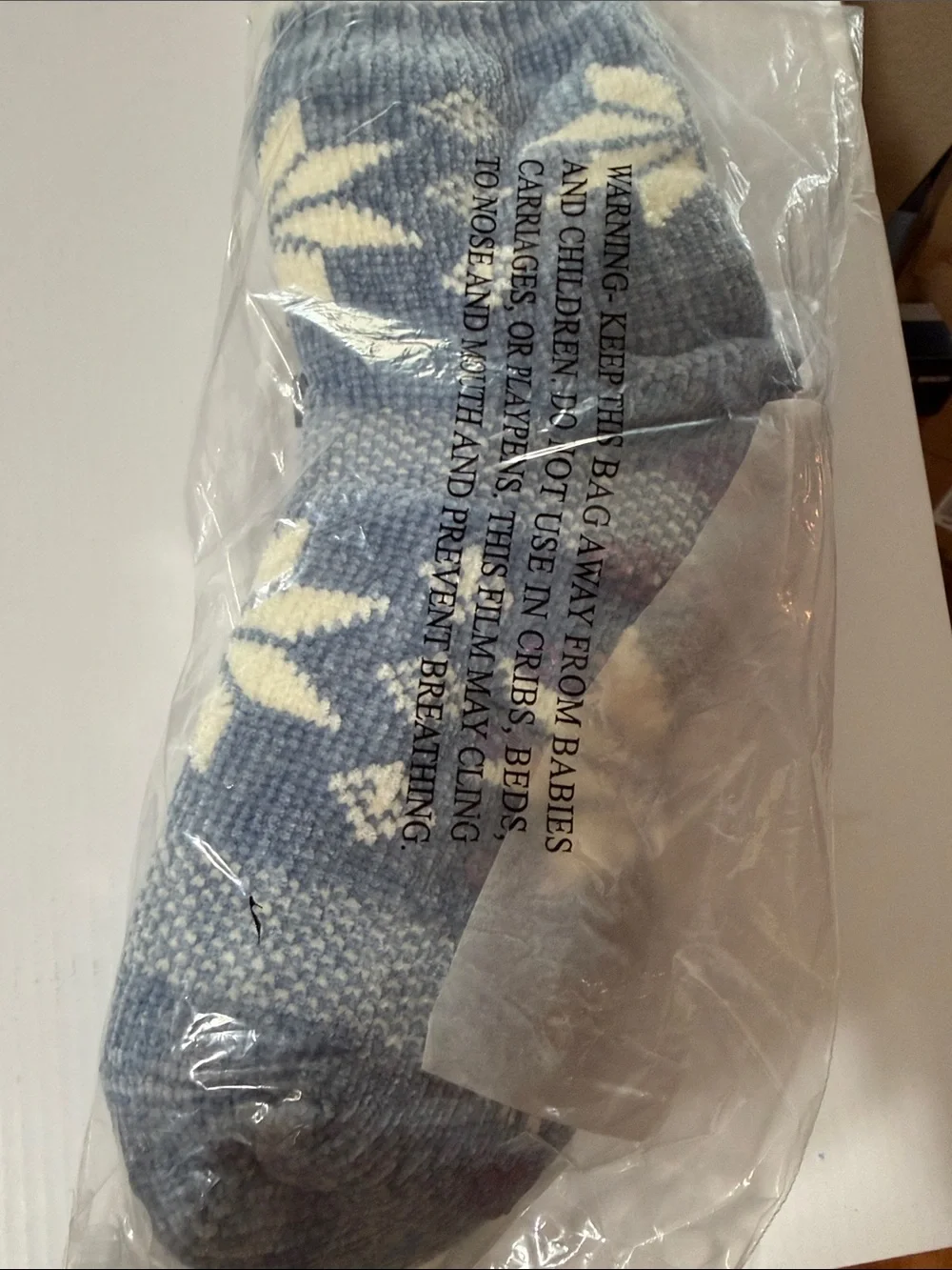 NWT CUDDL DUDS Cozy Tempest Blue and Ivory Snowflake Lined Chenille Crew Socks
